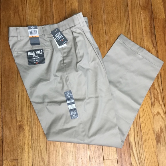 $72 MSRP Mens Dockers Iron Free Khaki Pleated Pants NWT